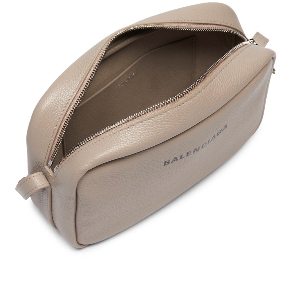 Authentic Balenciaga Everyday Medium Camera Bag In Ta… Gem